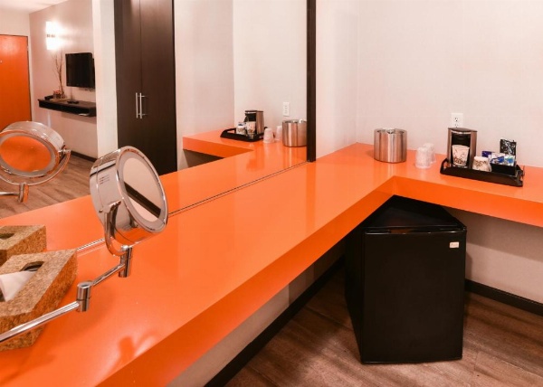 The Tangerine - a Burbank Hotel image 27